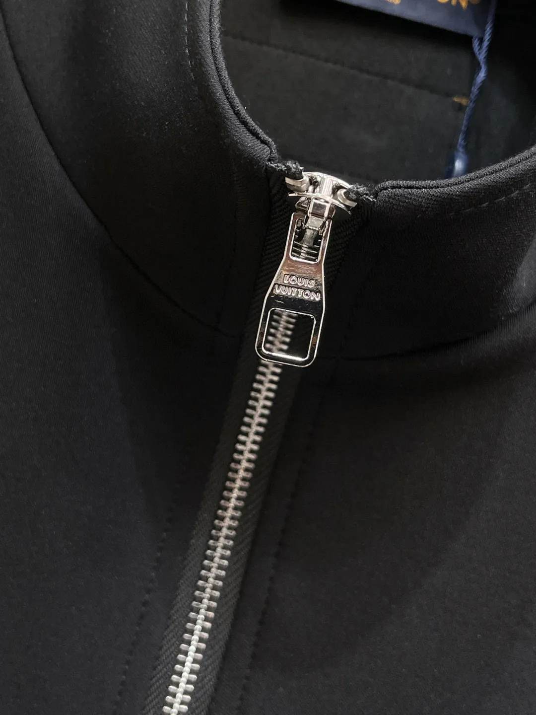 🅿️720 [LV Louis Vuitton] hot-selling suit is coming. Focus on the original version of the official website. 2025 new hot-selling cardigan and sweatshirt suit. The original order is the best. 🇭🇰The meticulous work of top designers. It has a fitting and perfect upper body effect. All-natural high-quality Tencel Roman cotton 100%, close-fitting comfort, noble and elegant! Original hardware embodies elegance and nobility! Counter size: M-3XL (maximum wear up to 190 pounds)